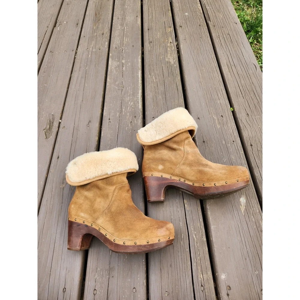 UGG Lynnea Clog Boots Chestnut Suede Shearling Studded Wood Heel Size 9‎